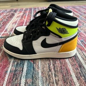Air Jordan 1 Retro OG Bolt Gold, Boys Size 6Y/womens 7.5